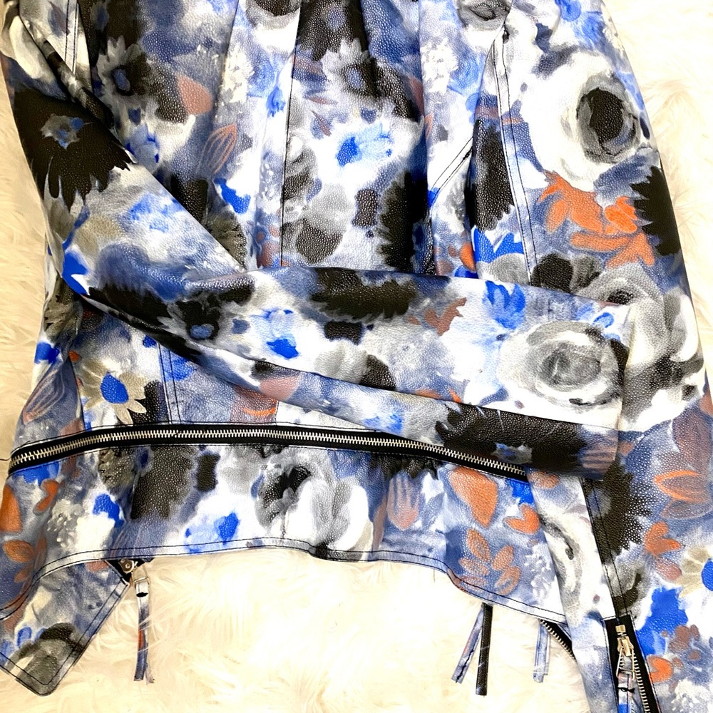 Female jacket - Picture 2 of 5